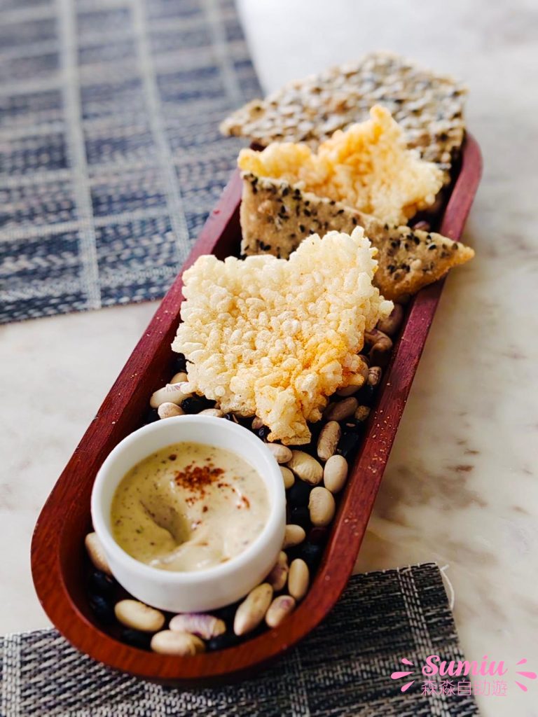 點餐後隨即送上免費餐前小吃，是黑芝麻和原味米通，擺盤也十分漂亮