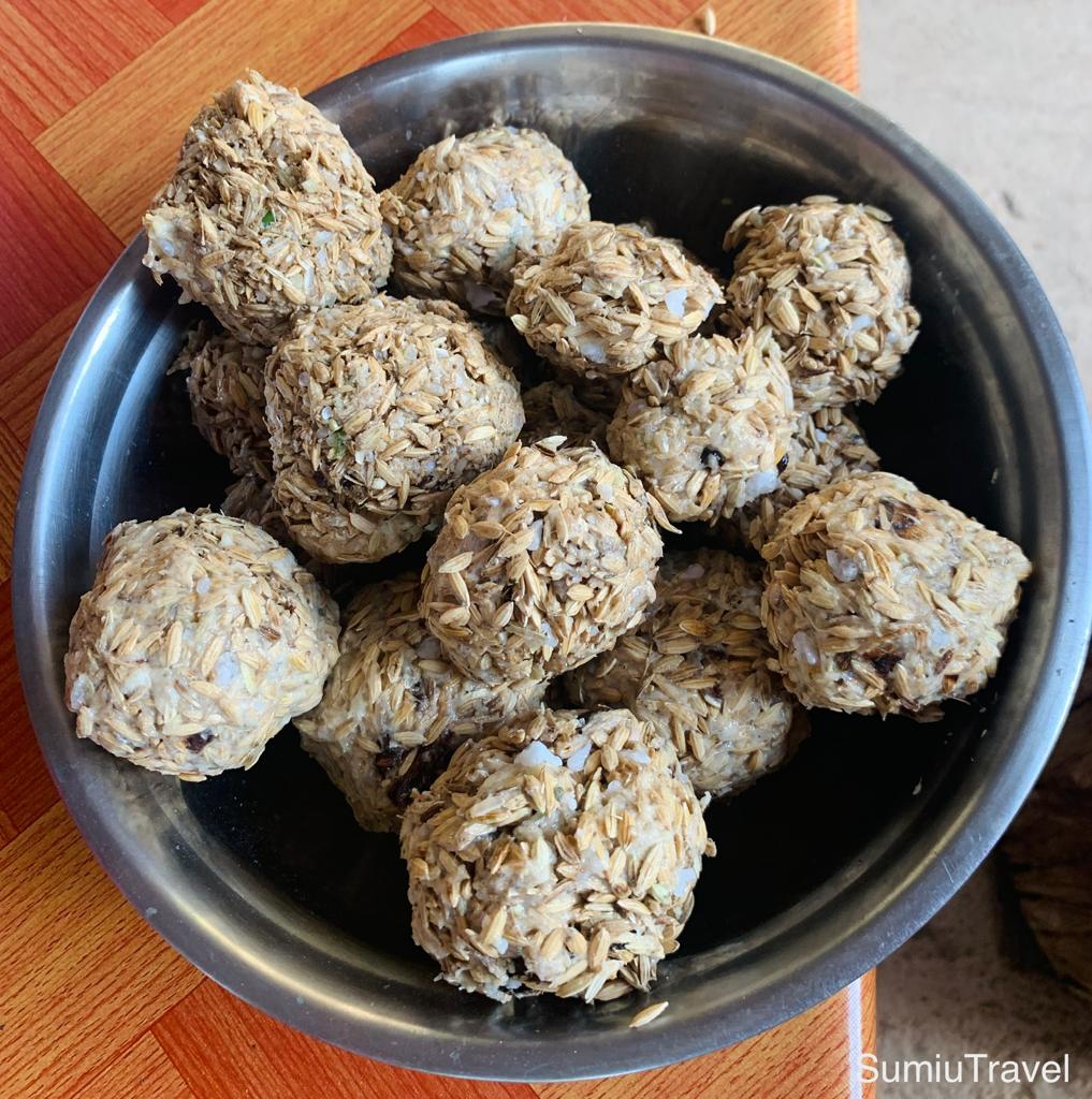 為大象們製作維他命球