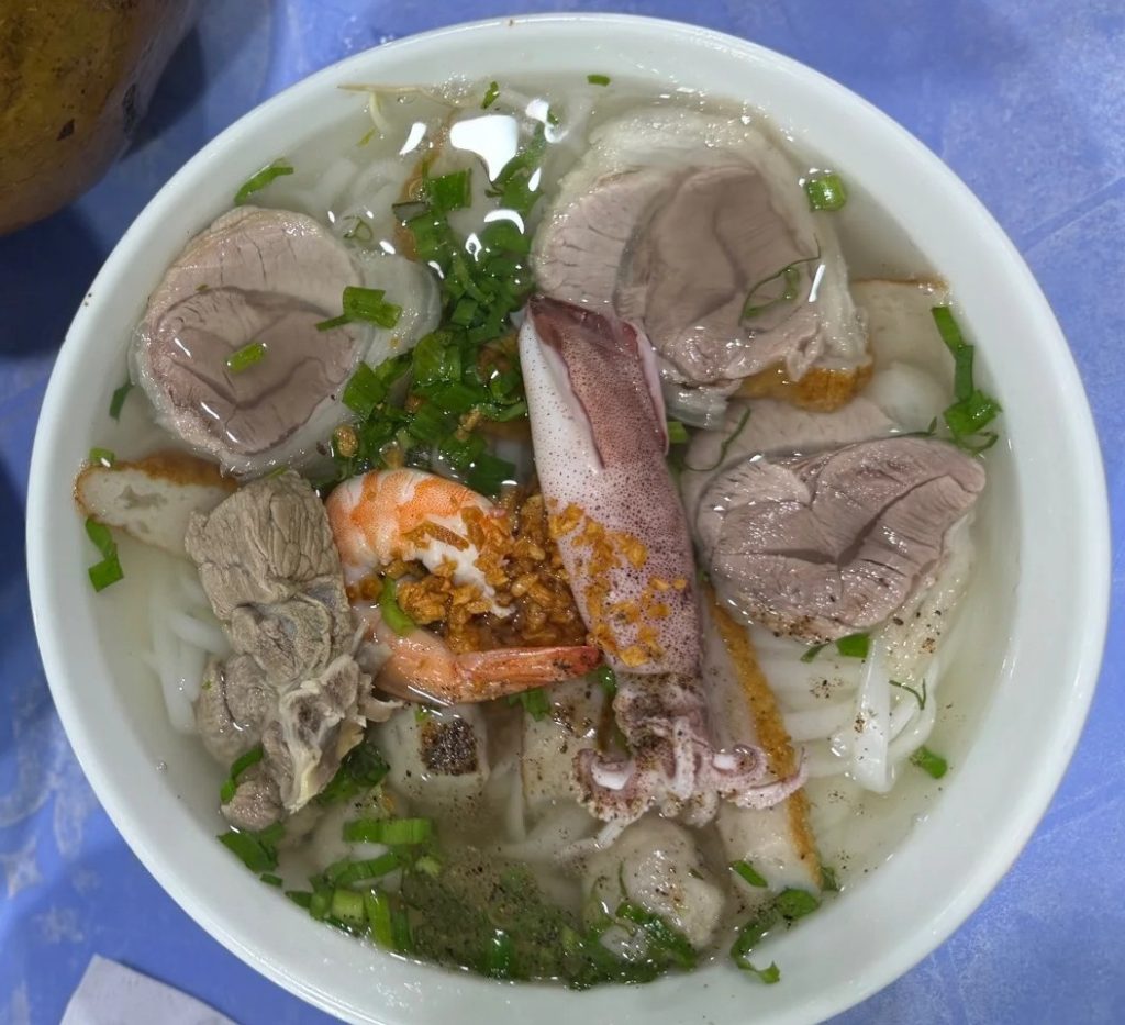 Bánh canh chả cá chợ đêm 地道越式海鮮雜錦河粉